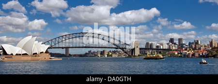 Vue panoramique sur le port de Sydney avec pont et de l'Opéra , Australie Banque D'Images