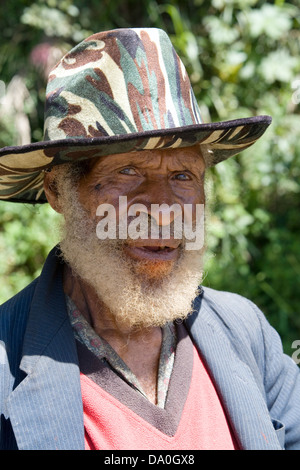 Un vendeur routière près de Daulo passent sur l'autoroute entre Goroka et Mt. Hagen dans les hautes terres de l'Est de la Papouasie-Nouvelle-Guinée. Banque D'Images