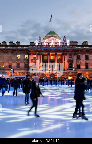 Skate à la Somerset House à Londres Banque D'Images