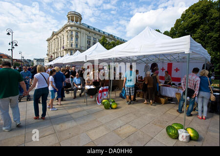 Varsovie, Pologne - 29 juin 2013 - Le clou de la présentation du Caucase pour les habitants de Varsovie a été le samedi concert en plein air et stands de nourriture à côté du chic hôtel Bristol. L'essentiel de denrées alimentaires et de la musique à partir de la Géorgie dans le Caucase ont été présentées en raison de relations très étroites entre les nations de la Pologne et de la Géorgie. Crédit : Henryk Kotowski/Alamy Live News Banque D'Images