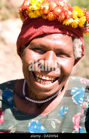 Un vendeur routière près de Daulo passent sur l'autoroute entre Goroka et Mt. Hagen dans les hautes terres de l'Est de la Papouasie-Nouvelle-Guinée. Banque D'Images