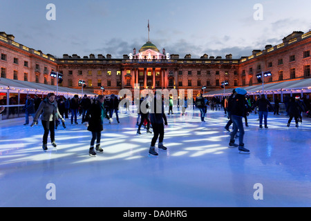 Skate à la Somerset House à Londres Banque D'Images