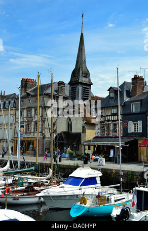 Vieux port de Honfleur, Honfleur est plus ancienne église : Saint Etienne (en fait : un musée maritime), Calvados, Normandie, France). Banque D'Images