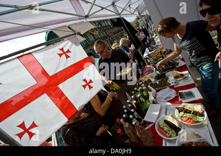 Varsovie, Pologne - 29 juin 2013 - Le clou de la présentation du Caucase pour les habitants de Varsovie a été le samedi concert en plein air et stands de nourriture à côté du chic hôtel Bristol. L'essentiel de denrées alimentaires et de la musique à partir de la Géorgie dans le Caucase ont été présentées en raison de relations très étroites entre les nations de la Pologne et de la Géorgie. Crédit : Henryk Kotowski/Alamy Live News Banque D'Images