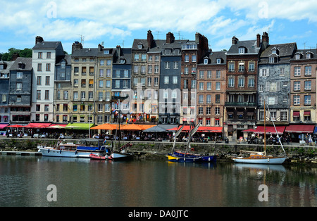 Restaurants trottoir le long du quai de l'Honfleur port, maisons étroites sur St Catherine's Quay (Normandie, FR). Banque D'Images