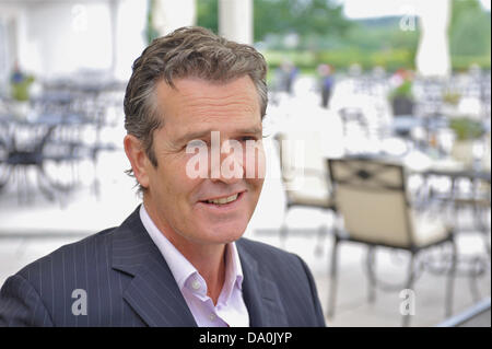 Seddin, Allemagne. 29 Juin, 2013. L'acteur britannique Rupert Everett est représenté sur la terrasse du club de golf de Seddin, Allemagne, 29 juin 2013. Photo : Roland Popp/dpa/Alamy Live News Banque D'Images