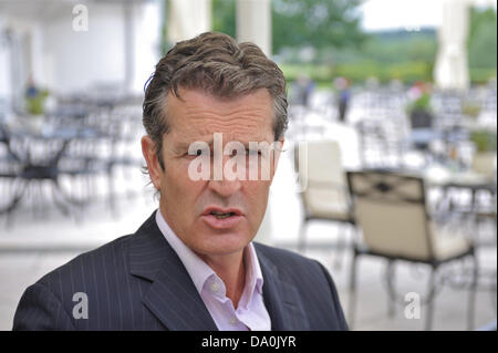 Seddin, Allemagne. 29 Juin, 2013. L'acteur britannique Rupert Everett est représenté sur la terrasse du club de golf de Seddin, Allemagne, 29 juin 2013. Photo : Roland Popp/dpa/Alamy Live News Banque D'Images