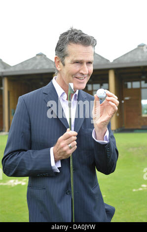 Seddin, Allemagne. 29 Juin, 2013. L'acteur britannique Rupert Everett fait peser sur les verts du club de golf de Seddin, Allemagne, 29 juin 2013. Photo : Roland Popp/dpa/Alamy Live News Banque D'Images