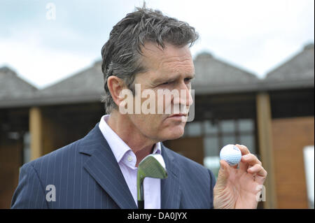 Seddin, Allemagne. 29 Juin, 2013. L'acteur britannique Rupert Everett fait peser sur les verts du club de golf de Seddin, Allemagne, 29 juin 2013. Photo : Roland Popp/dpa/Alamy Live News Banque D'Images