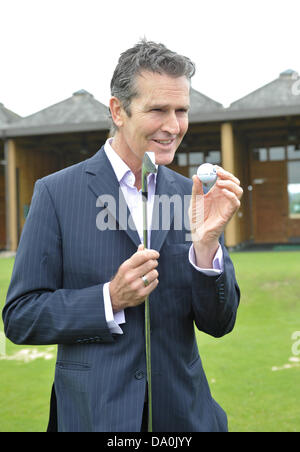 Seddin, Allemagne. 29 Juin, 2013. L'acteur britannique Rupert Everett fait peser sur les verts du club de golf de Seddin, Allemagne, 29 juin 2013. Photo : Roland Popp/dpa/Alamy Live News Banque D'Images