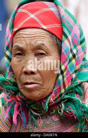 Portrait de vieille femme Hmong fleurs au marché de Bac Ha, au Vietnam, en Asie du sud-est Banque D'Images