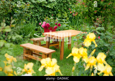 Table et banc en bois dans un beau jardin Banque D'Images
