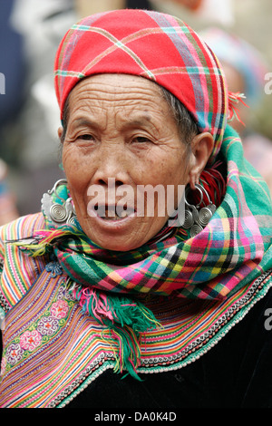 Portrait de vieille femme Hmong fleurs au marché de Bac Ha, au Vietnam, en Asie du sud-est Banque D'Images