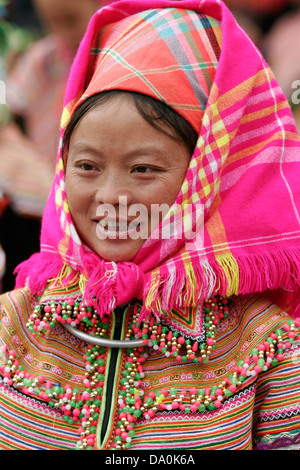 Portrait de femme Hmong fleurs au marché de Bac Ha, au Vietnam, en Asie du sud-est Banque D'Images