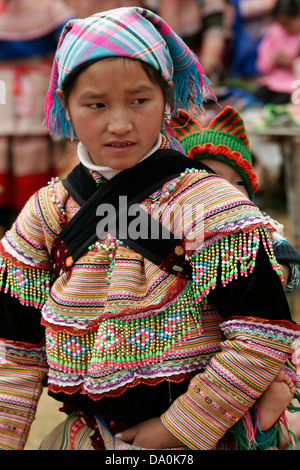 Femme Hmong fleur avec son enfant dans le dos au marché de Bac Ha, au Vietnam, en Asie du sud-est Banque D'Images