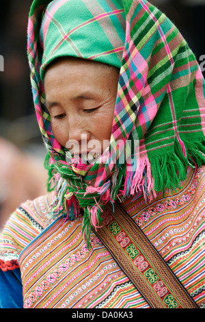 Vieille Femme Hmong fleurs au marché de Bac Ha, au Vietnam, en Asie du sud-est Banque D'Images