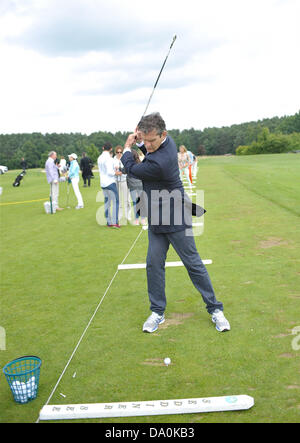 Seddin, Allemagne. 29 Juin, 2013. L'acteur britannique Rupert Everett balançoires un club de golf sur le golf du club de golf de Seddin, Allemagne, 29 juin 2013. Photo : Roland Popp/dpa/Alamy Live News Banque D'Images