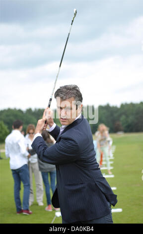 Seddin, Allemagne. 29 Juin, 2013. L'acteur britannique Rupert Everett balançoires un club de golf sur le golf du club de golf de Seddin, Allemagne, 29 juin 2013. Photo : Roland Popp/dpa/Alamy Live News Banque D'Images