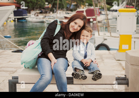 La mère et le fils assis dans Harbour Banque D'Images