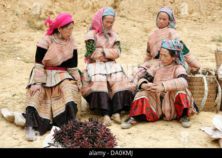 Habillés de couleurs vives les femmes Hmong fleurs au marché de Bac Ha, au Vietnam, en Asie du sud-est Banque D'Images