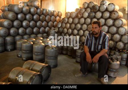 30 juin 2013 - La ville de Gaza, bande de Gaza, territoire palestinien - un travailleur palestinien prend une pause pendant qu'il travaille à l'usine de bouteilles de gaz dans la ville de Gaza le 30 juin 2013. L'Egypte a intensifié la répression contre les tunnels de contrebande entre ses composés désert du Sinaï et la bande de Gaza, provoquant une forte augmentation de l'essence et des prix du ciment dans le territoire palestinien. De nombreux résidents de Gaza se plaignent qu'ils ont été sans gaz de cuisine pendant des semaines, avec tunnel Fournitures faibles et les importations en provenance d'Israël rares (Image Crédit : © Mohammed Asad APA/Images/ZUMAPRESS.com) Banque D'Images