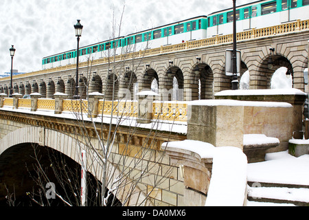 Métro parisien train traversant le pont sur la Seine River par jour d'hiver gris Banque D'Images