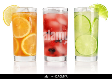 Des boissons d'été avec de la glace, les baies fraîches, citron et lime isolated on white Banque D'Images