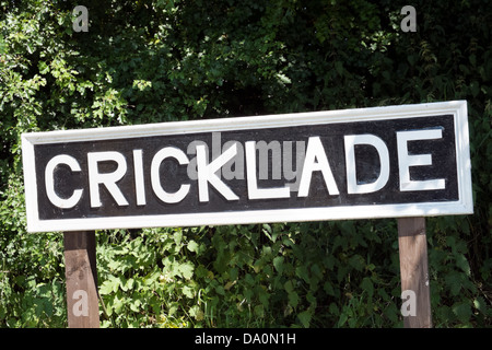 L'ancienne gare ferroviaire de GWR signe Cricklade dans Wiltshire, Royaume-Uni. Maintenant placée par le rond-point sur la route principale de Swindon Banque D'Images