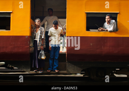 Train arrivant en gare de Yangon Banque D'Images