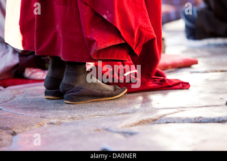 Un pèlerin priant au temple du Jokhang à Lhassa, Tibet Banque D'Images