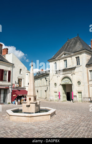 L'entrée de la l'Abbaye de Fontevraud à partir de l'ensemble de la place de la ville montrant la fontaine. Vallée de la Loire, France Banque D'Images