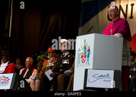 Londres, Royaume-Uni. 30 Juin, 2013. L'évêque catholique romain de la force le droit Rev Richard espèce donne une adresse que le London Borough of Southwark marque la Journée nationale des Forces armées avec des défilés militaires et d'une cérémonie en reconnaissance des sacrifices des militaires britanniques, hommes et femmes : Crédit amer ghazzal/Alamy Live News Banque D'Images