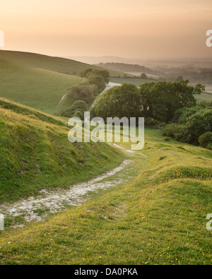 Un sentier qui serpente vers le bas les South Downs près de Firle dans l'East Sussex, England, UK Banque D'Images
