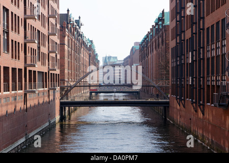 Et les ponts du canal lors de l'historique Speicherstadt dans Haburg, Allemagne. Banque D'Images