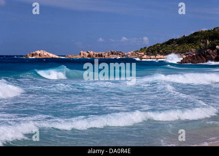 Plage de Grand'Anse sauvage avec de forts courants sur la côte Est, La Digue, Seychelles, océan Indien, Afrique Banque D'Images