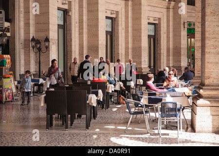 Les personnes bénéficiant de café tôt le matin sur la Piazza della Repubblica à Rome, Italie. Banque D'Images