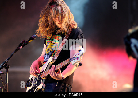 Barcelone - le 22 mai : Arni Arnason, blond bassiste de la bande, Vaccins fonctionne à Heineken Primavera Sound Festival 2013. Banque D'Images