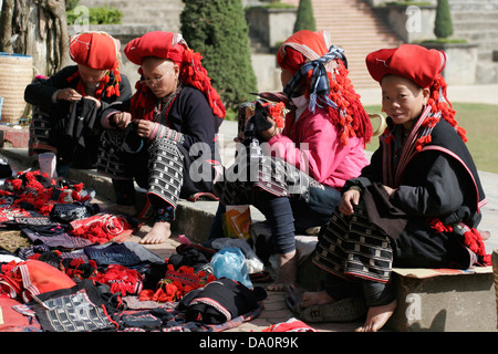 Les femmes Dzao rouge couture dans Sapa, province de Lao Cai, au nord-ouest du Vietnam, Asie du sud-est Banque D'Images