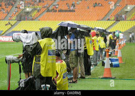 Moscou, Russie. 30 juin 2013. La presse mondiale sous la pluie pendant la Coupe du Monde de Rugby 7s au stade Luzniki à Moscou, Russie. Credit : Elsie Kibue / Alamy Live News Banque D'Images