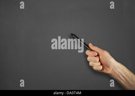 Mans main pointant à un message vide sur un tableau. Banque D'Images