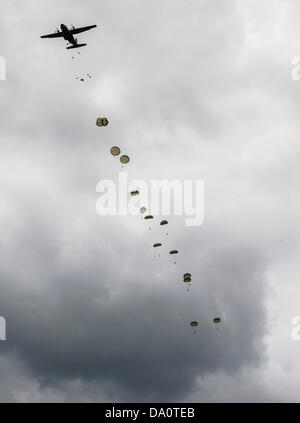 Parachutistes sauter d'un avion de l'armée allemande à l'armée allemande zone d'entraînement militaire en Bavière Weisskeissel, Allemagne, 30 juin 2013. L'exercice militaire multinational 'Colibri' s'y déroule du 29 juin au 05 juillet 2013. Alltogether 1 100 parachutistes de l'Autriche, la Belgique, la France et les Pays-Bas prendront part à l'ecercise. Photo : Martin Foerster Banque D'Images