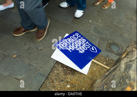 London, UK Trafalgar Square. Gay Pride LGBT à Londres 2013. Terrance jetés Higgins placard. Credit : Rena Pearl/Alamy Live News Banque D'Images