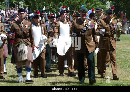 London UK. 30 juin 2013. Le London Borough of Southwark marque la Journée nationale des Forces armées avec des défilés militaires et d'une cérémonie de reconnaissance pour les militaires britanniques, hommes et femmes : Crédit amer ghazzal/Alamy Live News Banque D'Images