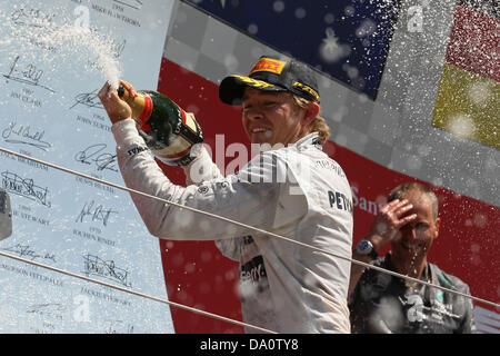 Silverstone, UK. 30 Juin, 2013. Circuit de Silverstone, en Angleterre. Nico Rosberg célèbre sa victoire au British GP Banque D'Images