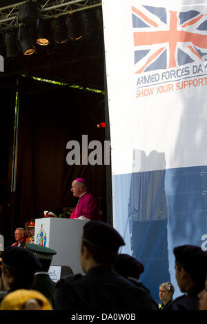 London UK. 30 juin 2013. L'évêque catholique romain de la force le droit Rev Richard espèce donne une adresse que le London Borough of Southwark marque la Journée nationale des Forces armées avec des défilés militaires et d'une cérémonie de reconnaissance pour les militaires britanniques, hommes et femmes : Crédit amer ghazzal/Alamy Live News Banque D'Images