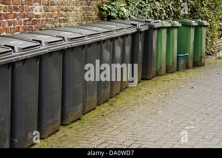 Ine horizontale de wheelie les bacs utilisés pour le stockage des déchets ou de l'élimination des déchets ménagers Banque D'Images