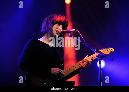 Barcelone - le 25 mai : fille, bande effectue par Heineken Primavera Sound Festival 2013 le 25 mai 2013 à Barcelone, Espagne. Banque D'Images