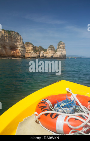 Vue du bateau à bord lors d'un voyage autour de côte au près de Ponta da Piedade Lagos avec piles rock mer Lagos Algarve Portugal Banque D'Images