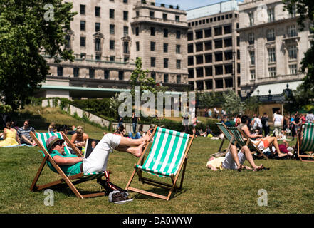 Les gens de soleil dans Green Park London UK le dimanche 30 juin Été 2013 Banque D'Images