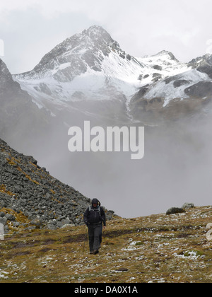 Un homme de la randonnée le long de la randonnée de Salkantay à Machu Picchu dans les Andes péruviennes Banque D'Images